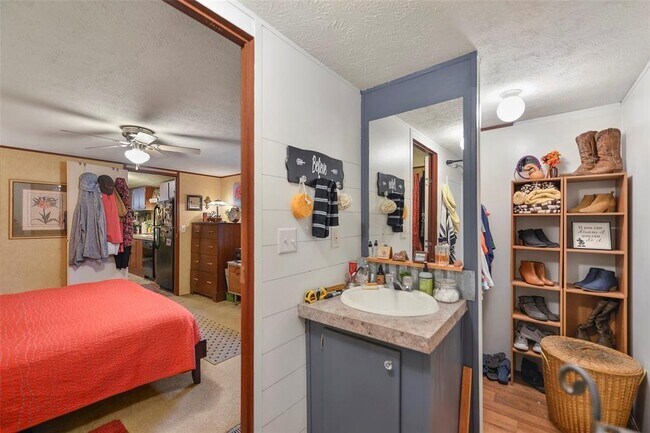 Building Photo - 8916 Lakeside Dr