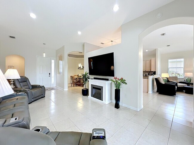 Building Photo - 1343 Shoreline Cir