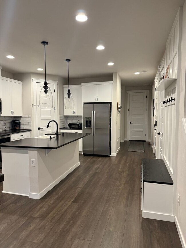 Building Photo - Beautiful Home with lots of upgrades.... A...