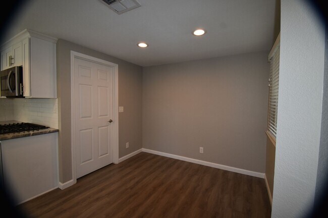 Building Photo - 301 Willowwood Ct