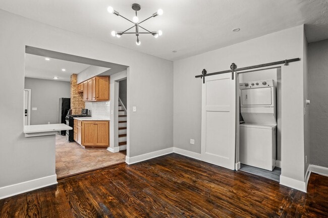 Building Photo - Rare Kenwood Townhome, Across from Campus
