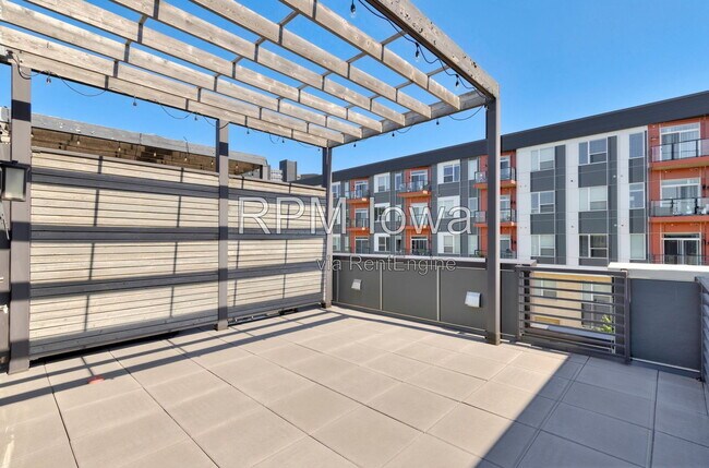 Building Photo - 244 E Center St