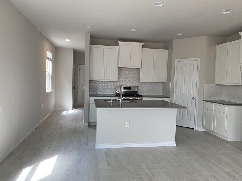 Building Photo - 1607 Adobe Walls Way