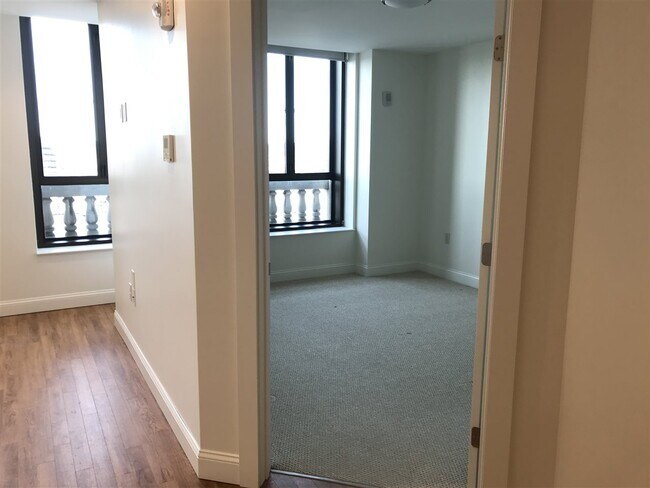 Building Photo - 875 Elm St