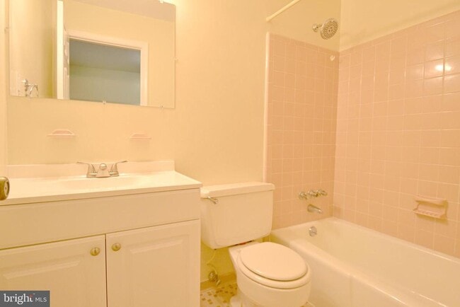 Building Photo - 22426 Greenview Ct