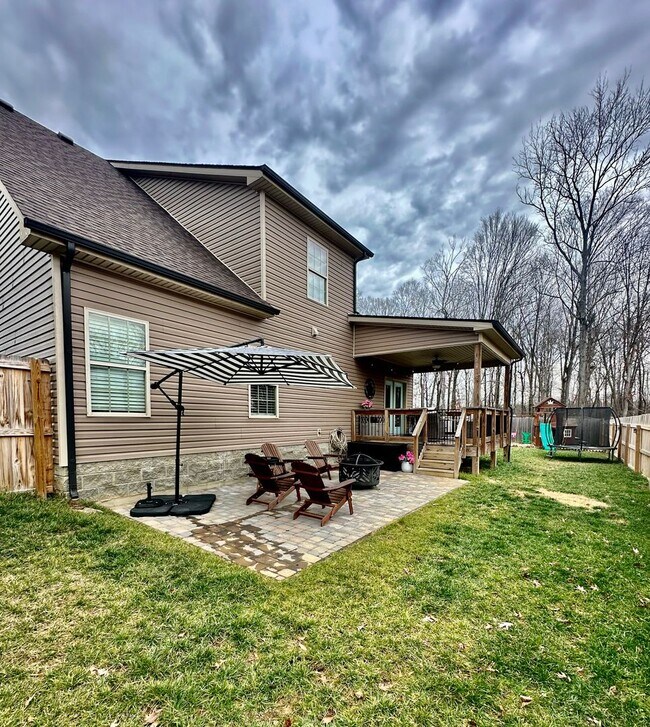 Building Photo - Pet Friendly Three Bedroom with Bonus!