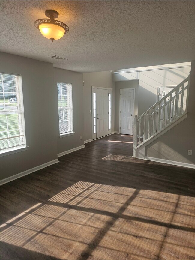 Building Photo - 670 Burtons Cove
