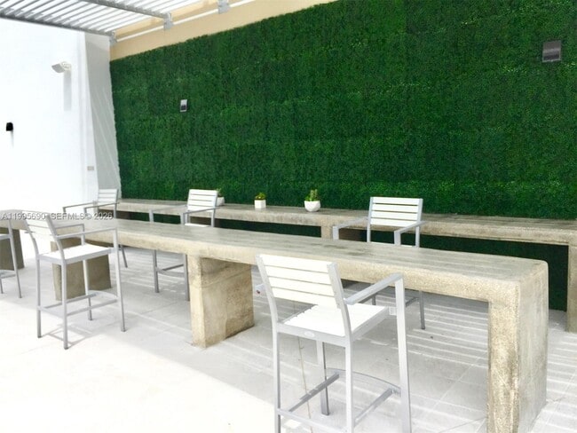 Building Photo - 1010 SW 2nd Ave