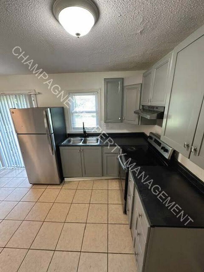 Building Photo - Home in Ruskin Heights