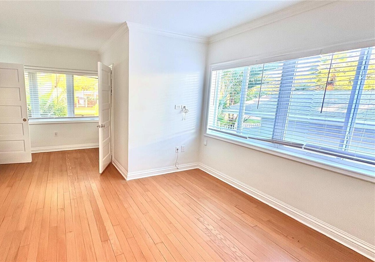 Building Photo - 2301 S Miami Ave