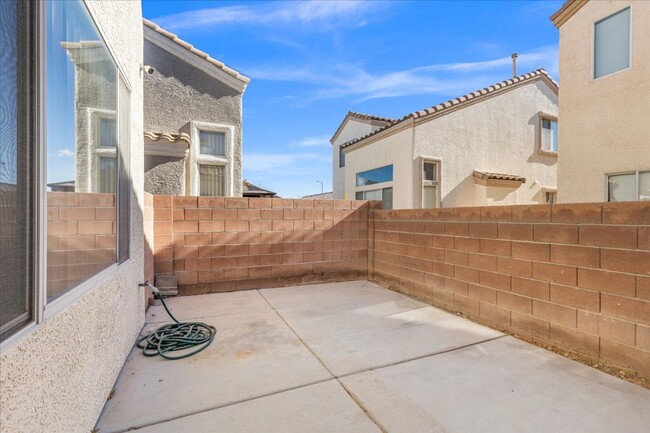 Building Photo - Charming 3 Bed 2.5 Bath Home in Gated Comm...