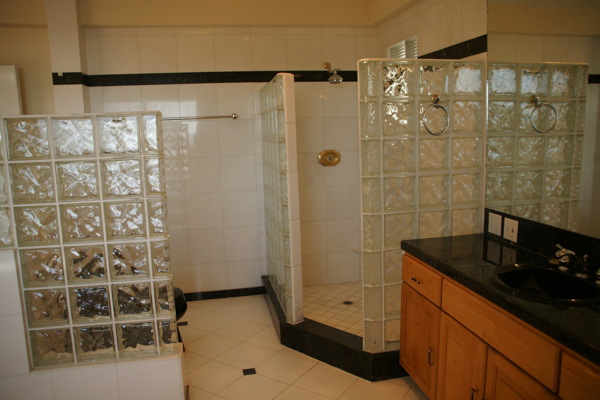 Building Photo - 220 Shoreview Dr