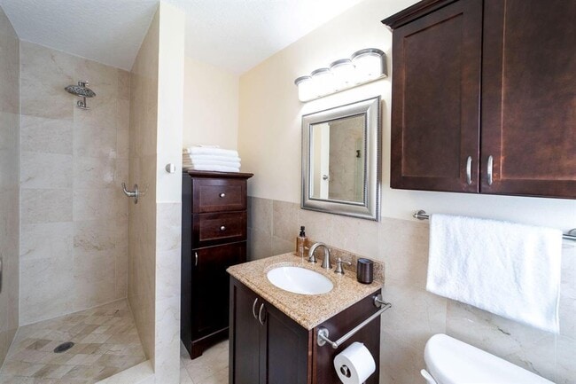 Building Photo - 2101 NE 15th St