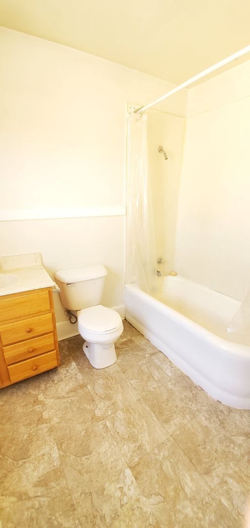 Building Photo - Lower 1 Bedroom Apartment