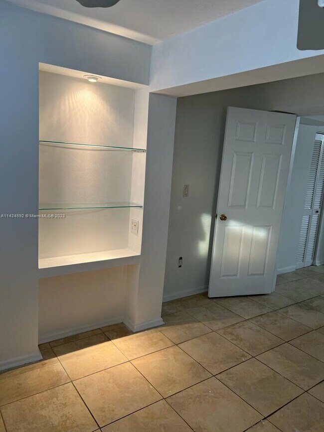 Building Photo - 2000 Biarritz Dr