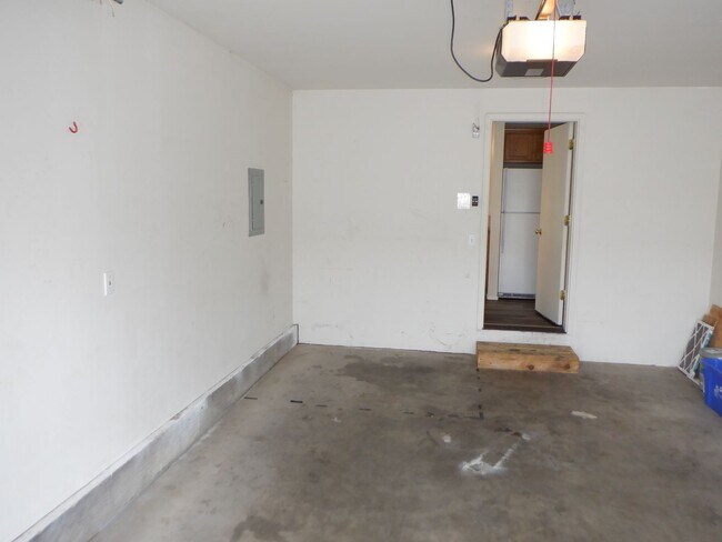 Building Photo - Single Level 2 Bed/2 Bath Unit with Garage...