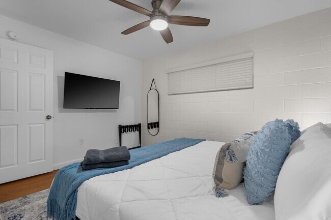 Building Photo - 109 E Broadway Rd