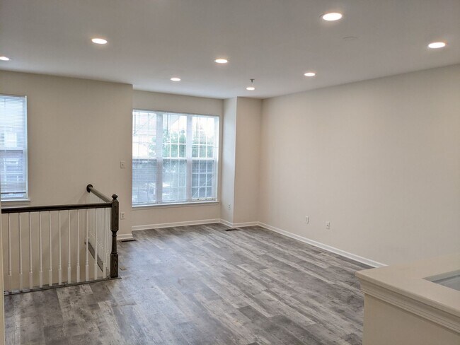 Building Photo - Completely Renovated Townhouse in establis...