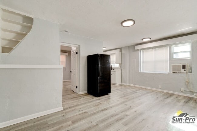 Building Photo - 222 N Oleander Ave