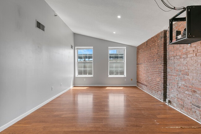 Building Photo - 196 Crown St