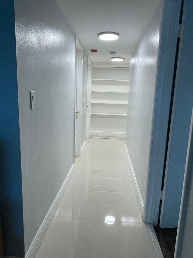 Building Photo - Charming Apartment in Fort Lauderdale