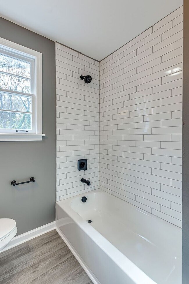 Building Photo - 4 Bedroom Glencliff Home With Garage