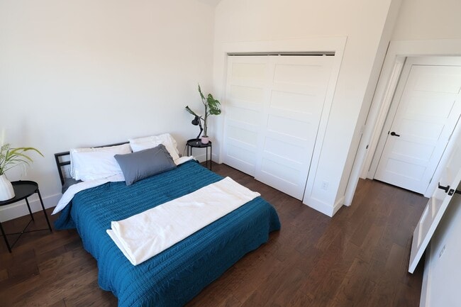 Building Photo - Newly Built Duplex!