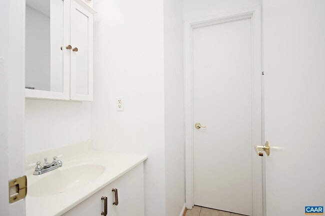 Building Photo - 211 Greentree Park