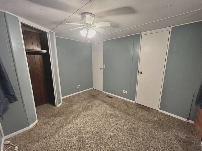 Building Photo - 1360 E Commercial St