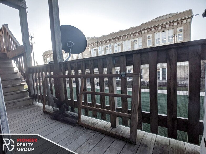 Building Photo - 813 W Waveland Ave