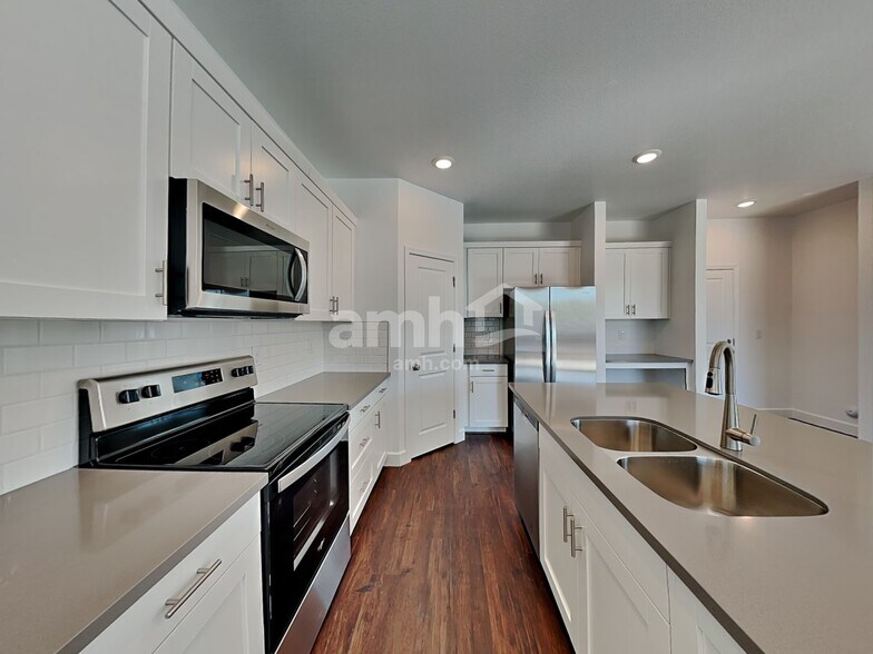 Building Photo - 4239 W St Charles Ave