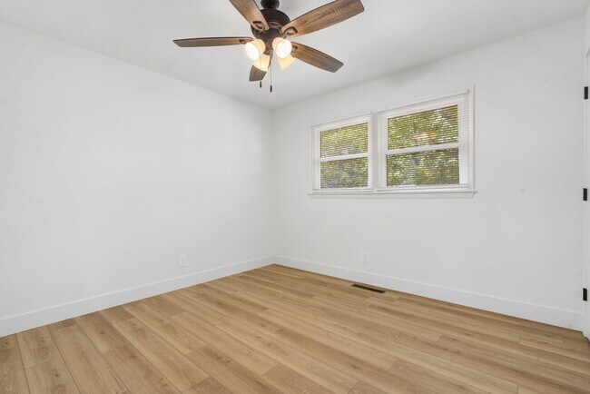 Building Photo - 2302 S Hampton Ave
