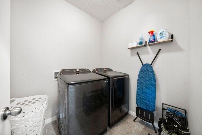 Building Photo - Your Dream Home Awaits!!!