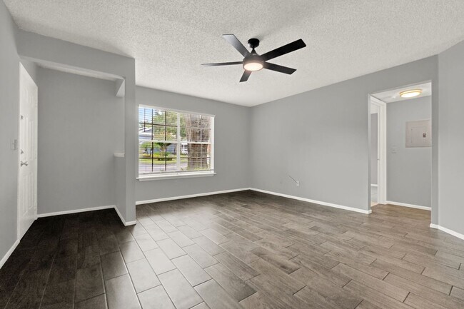 Building Photo - First Floor 2/2 Condo with private back in...