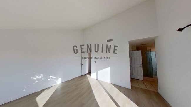 Building Photo - Beautiful 3BD 3.5BA Townhome in Newport Heights