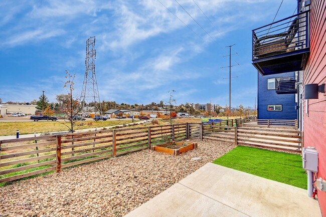 Building Photo - $2,795 - 3 bed, 3.5 bath located in Lakewood with AC, and In Unit Laundry!