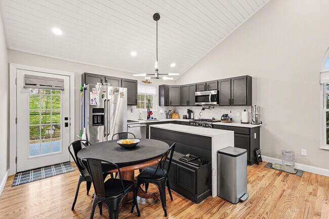 Building Photo - 111 Basswood Cir