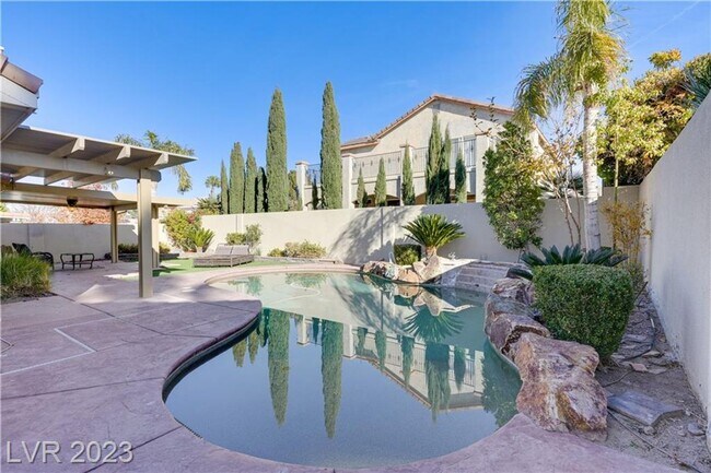 Building Photo - 4 BEDROOM HOME WITH PRIMARY BEDROOM DOWNST...