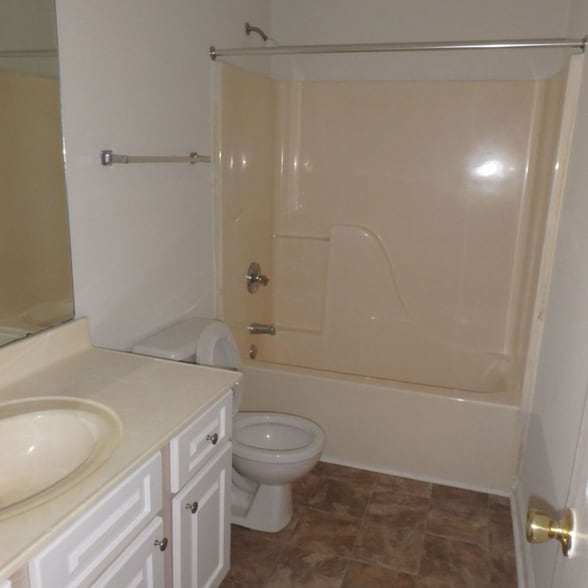 Building Photo - 2008 Summerhaven Dr