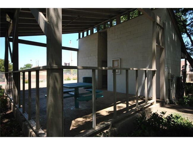 Building Photo - 1703 Timberwood Dr