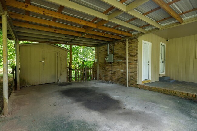 Building Photo - 2004 Rosewood Dr NW