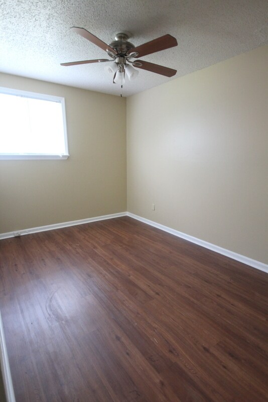 Building Photo - 2BD/1BA Duplex off Bonny Oaks