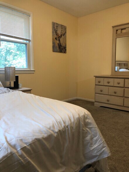 FURNISHED BEDROOM - 5112 Hollywood Rd