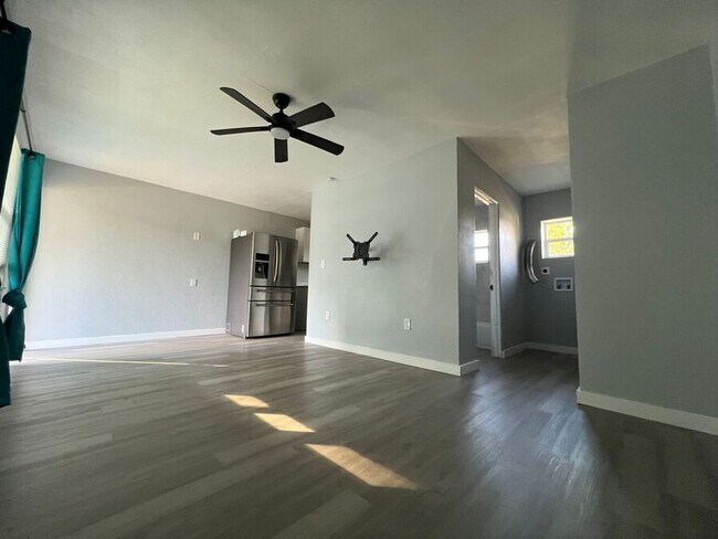 Building Photo - 351 Ave N NE