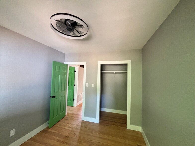 Building Photo - 2514 E 5th St