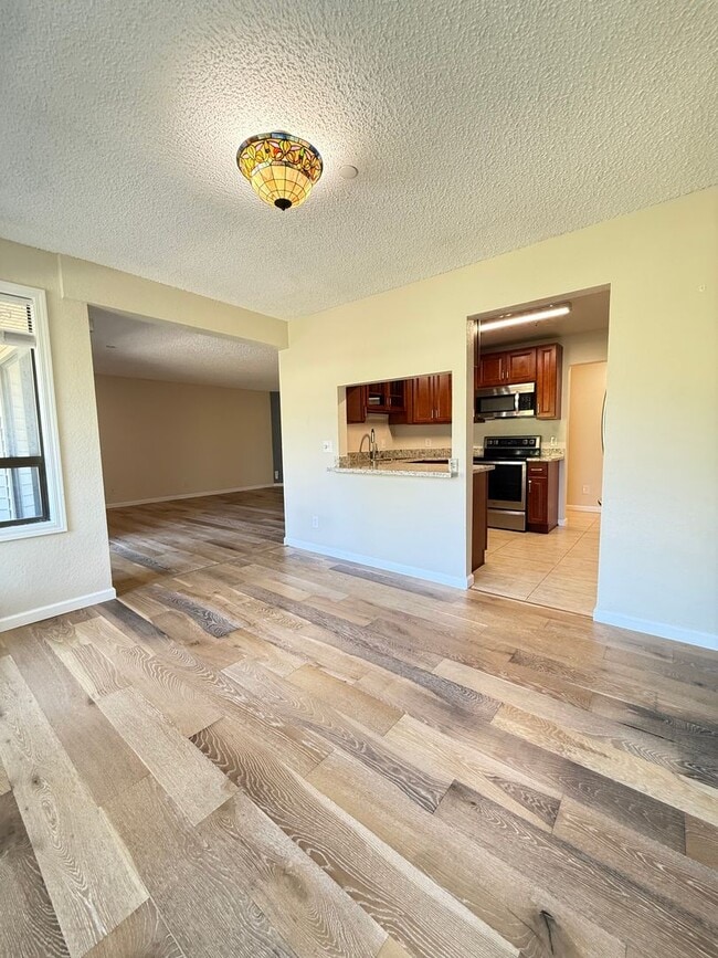 Building Photo - Well Maintained 2BD/2BTH Lynnwood Condo for Lease in Gated Community!