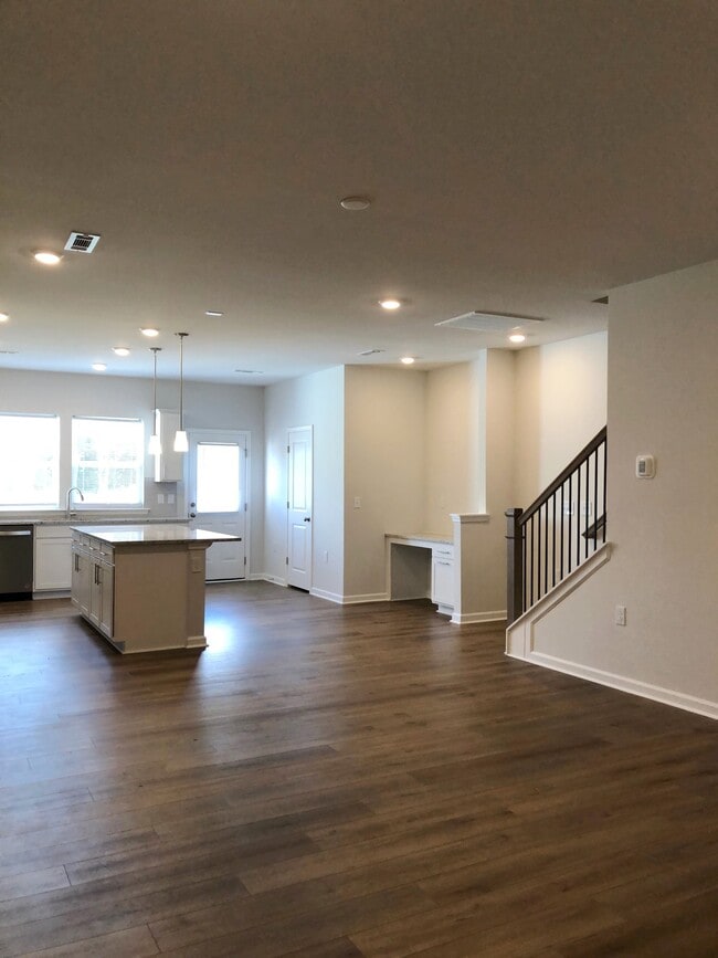 Building Photo - 825 Falls Grove Trl