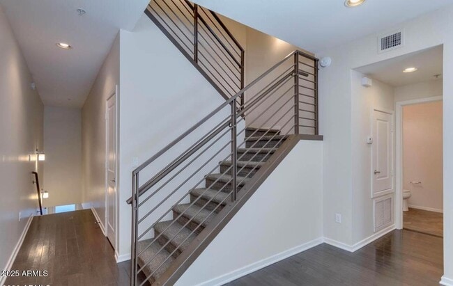 Building Photo - 525 W Lakeside Dr