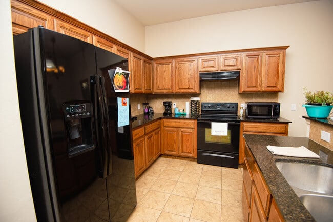 Building Photo - 912 S Linford Dr