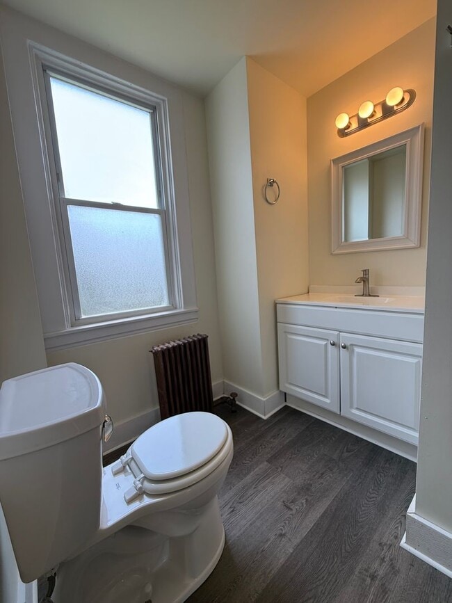 Building Photo - Updated 3 BR 2 Full Bath house w/ Yard!